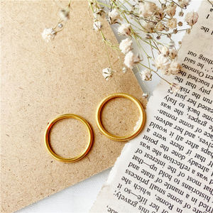 Bague simple en alliage imitation or, finition sablée, élégante, artisanat traditionnel, cadeau unisexe - Product Image 1