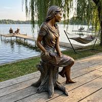 Statue de dame assise en bronze antique tenant un livre ouvert sur un socle en arbre, statue en bronze