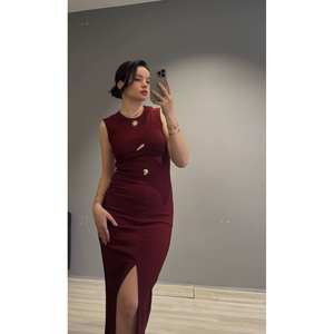 Elegante Vestido Ceñido sin Mangas con Cuello Redondo, Cintura Natural y Abertura Lateral para la Noche - Product Image 1