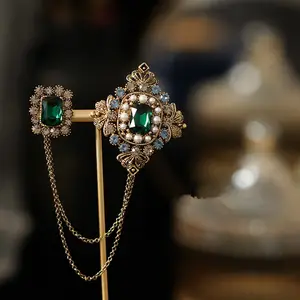 Broche de esmeralda estilo barroco con incrustaciones de diamantes de imitación, accesorios de estilo británico
