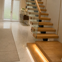 Escalier cantilever intérieur, escalier flottant, garde-corps en verre, marches en bois, poutre centrale simple, éclairage LED pour marches, maison moderne