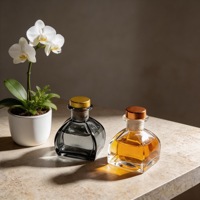 Flacon diffuseur d'huiles essentielles en verre de 50 ml en forme de G, avec pompe à lotion, estampage à chaud, emballage en verre transparent pour diffuseur de voiture, vente en gros