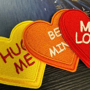 Patch brodé plat en forme de cœur, personnalisable, résistant au lavage et aux décolorations, disponible en plusieurs couleurs, pour jeans et chapeaux - Product Image 3