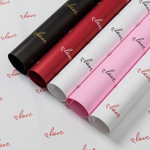 Rouleau de film d'emballage pour fleurs, imperméable, imprimé avec des motifs d'amour, pour l'emballage de bouquets de fleuristes en gros et en grande quantité - Product Image 1