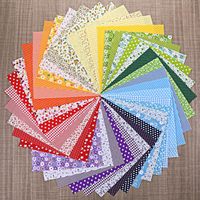 Paquete de cuadrados de tela de algodón acolchada estampada multicolor precortados para manualidades de costura y patchwork.