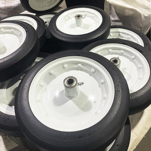 Roues en caoutchouc massif 12x3 pouces, bande de roulement ferme, fonctionnement silencieux, type à trou de fixation, frein non inclus - Product Image 1