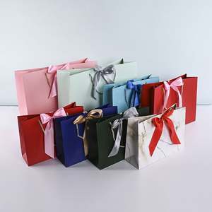 Sacs cadeaux en papier cartonné recyclé de luxe, personnalisés avec logo imprimé et gaufré, bord noir, pour bijoux, bougies et shopping - Product Image 6