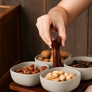 Ensemble de bols à collation avec plateau <span class=keywords><strong>en</strong></span> bois et poignée centrale, 4 récipients amovibles <span class=keywords><strong>en</strong></span> grès de forme naturelle pour noix et sauces, finition mate mouchetée - Product Image 3