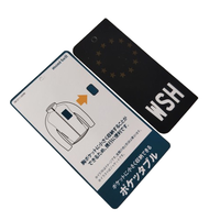Étiquettes suspendues personnalisées de luxe ZT-HT25111 en papier kraft écologique avec logo UV, pliables et gaufrées pour chaussures et sacs