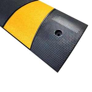 Gelb-schwarzer Gummi-Geschwindigkeit sstoß mit 2-Kanal-Straßengeschwindigkeitsstoß für Verkehrs sicherheit - Product Image 2