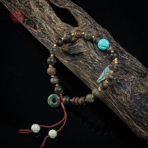 Pulsera de Oud Natural de Agarwood de 6mm con Cuarzo Rojo Mixto y Jadeíta de Vietnam - Product Image 6