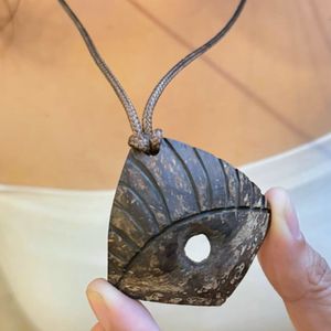 Colgante de cáscara de coco decorativo hecho a mano, joyería natural de último diseño étnico con accesorios de moda - Product Image 2