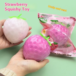 Pelota Antiestrés de TPR con Forma de Fresa de Gran Tamaño, Sensible a la Luz y que Cambia de Color, Juguete Blandito para Aliviar el Estrés - Product Image 2