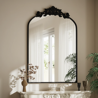 Nouveau miroir mural en verre et bois de style baroque antique doré, avec décoration ornée, de la marque SWT Anthropologie.