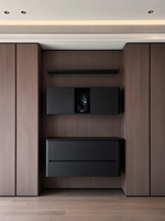 Buffet suspendu en placage de bois profond à coins arrondis de style italien, vitrine intégrée avec bande lumineuse, armoire sur mesure pour toute la maison