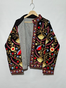 Chaqueta Negra Bordada con Flores para Mujer, Chaqueta Estilo Suzani Hecha a Mano en India, Chaqueta Étnica Boho con Bordado de Hilos Multicolor - Product Image 2