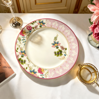 Service de table élégant en porcelaine fine à motifs floraux, assiettes en céramique rose à bord doré, parfait pour les cadeaux de mariage, le thé de l'après-midi et les banquets