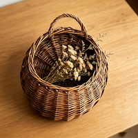 Panier mural suspendu en osier marron avec poignée, résistant à la rouille et écologique, idéal pour patio et jardin – Vente directe usine