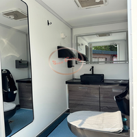 Toilettes mobiles remorquables robustes et sanitaires extérieures montées sur remorque avec réservoir de déchets anti-fuite et système de ventilation à chasse d'eau