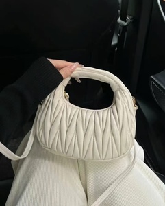 Sac à main de luxe en cuir véritable pour femme, sac nuage pliable portable à porter sous le bras, sacs bandoulière de luxe pour femme - Product Image 3