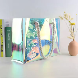 Sac fourre-tout de plage en PVC holographique irisé avec logo personnalisé, poignée en corde de coton épaisse et motif lettres - Product Image 6
