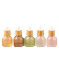Flacon compte-gouttes en verre cylindrique pour huiles essentielles, faible MOQ, avec bouchon à vis en bambou naturel, 10 ml, surface givrée, mini format de luxe