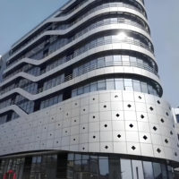 Panel Cladding Dinding Aluminium Berlubang dengan Lapisan Bubuk Dekoratif Tahan Api untuk Desain Fasad Gedung Kantor dan Desain Etalase Toko