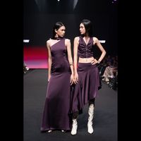 Haut bas ourlet élégant Style fête haute qualité tissé tissu fluide drapé robe ANYSHAPE Vietnam porter violet Satin jupe femmes