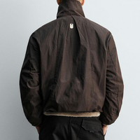 Coupe-vent tendance OEM en gros Tissu technique Fermeture par sangle crochet et boucle Veste à col haut avec appliques et logo pour hommes