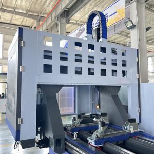 Centro di Lavorazione CNC a Cinque Assi ad Alta Velocità UTOOLS per Porte e Finestre in UPVC/Alluminio con Funzioni di Taglio e Fresatura - Product Image 4