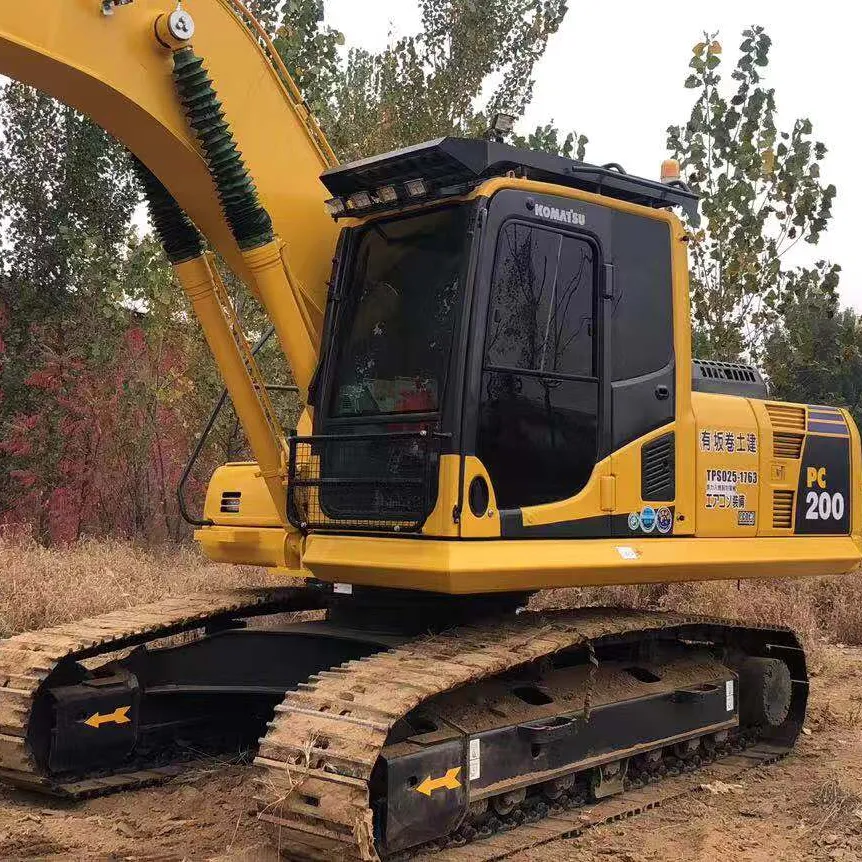 Un usato escavatore di seconda mano macchine forestali komatsu PC200-8 di vendita