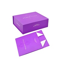 Boîte cadeau avec plateau profilé en mousse de protection pour marchandises de grande valeur et coque extérieure imprimée