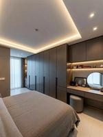 Armoire intégrée moderne mate tout-en-un avec bureau, bibliothèque et éclairage LED pour chambre principale – Système de placard sur mesure