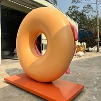 Statue de donut en résine de fibre de verre, personnalisée, faite à la main, moderne, mignonne, légère, résistante à la lumière, pour décoration extérieure de centre commercial et présentation en magasin