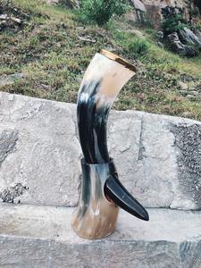 Corne à boire viking naturelle avec support en corne, brute avec bordure en laiton sur le dessus, pour la vente en gros - Product Image 4