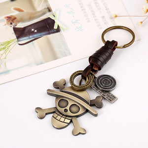 Porte-clés en métal <span class=keywords><strong>de</strong></span> style rétro et punk <span class=keywords><strong>de</strong></span> haute qualité, fait à la main, avec un <span class=keywords><strong>chapeau</strong></span> <span class=keywords><strong>de</strong></span> paille <span class=keywords><strong>Luffy</strong></span>, en cuir et métal - Product Image 3