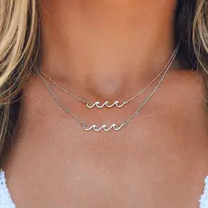 Vente en gros de chaîne de bijoux minimaliste en plaqué or 18 carats sans ternissement collier en acier inoxydable imperméable en forme de vague