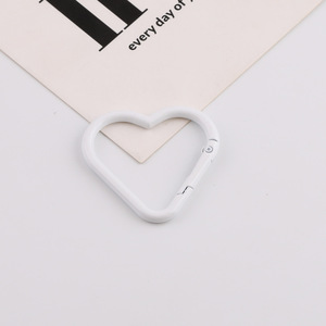 Mosquetón Metálico en Forma de Corazón Colorido de 44 mm, Accesorios Portátiles para Joyería DIY, para Bolsos, Llaveros y Ganchos para Mascotas - Product Image 3