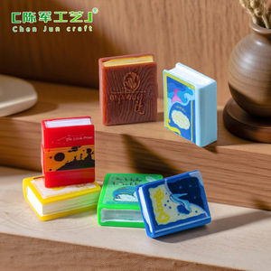Les nouveaux produits de Weij Landscapes incluent des livres de contes de fées simulés, des maisons DIY pour enfants, des décorations pour étagères, des décorations de bureau et des décorations de voiture. - Product Image 3