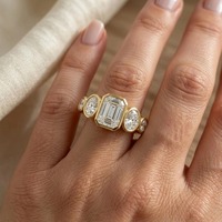 ChenJing Özel Tasarım 18 Ayar Sarı Altın Bezel İşlemeli Zümrüt Kesim Laboratuvar Üretimi Elmas 5 Taşlı Nişan Yüzüğü IGI Sertifikalı Klasik Zarif