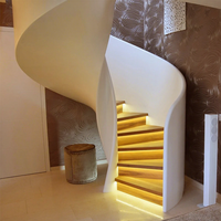 Escalier en colimaçon courbé sur mesure pour villa haut de gamme, structure en acier blanc artistique et fluide, marches en bois, système d'éclairage LED