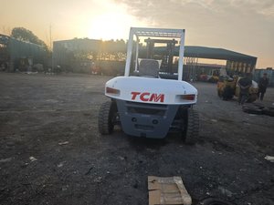 Montacargas de GLP TCM FD70Z-7 de 7 Toneladas con Mástil de Tres Etapas, Neumáticos Neumáticos, Operación con Asiento, Uso en Interiores - Product Image 6