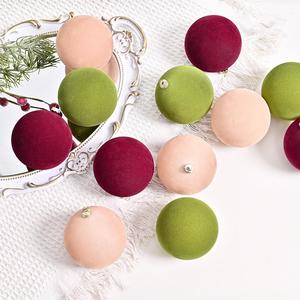 ลูกบอลคริสต์มาสพลาสติกเคลือบกำมะหยี่ 3 สี ขนาด 6 ซม. ผลิตด้วยเครื่องจักร นำเข้าจากต่างประเทศ ตกแต่งต้นคริสต์มาส แขวนเพดาน สำหรับเทศกาลต่างๆ - Product Image 4