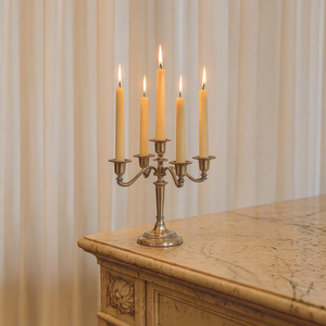 Elegante candelabro de mesa de aluminio dorado claro de 5 brazos, candelabro de metal nórdico para decoración de lujo en comedores y fiestas. - Product Image 1