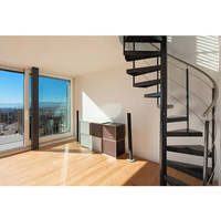 Escalier en colimaçon personnalisé Prima, moderne, en acier et bois, avec balustrade en verre, pour villa à petit espace
