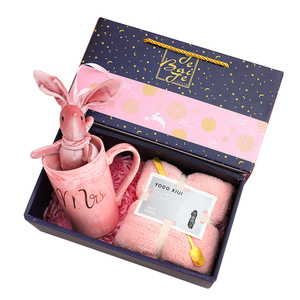 2026 Venta al por mayor: Nuevo y moderno set de regalo corporativo personalizado de tazas de café con cuchara, toalla y muñeco de conejo para mujeres y niñas - Product Image 1