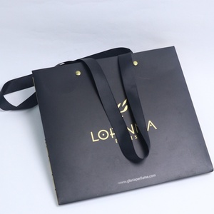 ถุงของขวัญกระดาษสำหรับใส่เครื่องประดับน้ำหอมดีไซน์หรูหราสีดำแบบกำหนดเอง พร้อมฟอยล์เงินเงา - Product Image 3