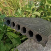 Planches de terrasse en WPC de style moderne imperméables faciles à installer pour les espaces commerciaux durables pour une utilisation en extérieur