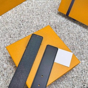 Cintura <span class=keywords><strong>da</strong></span> <span class=keywords><strong>Donna</strong></span> di Design con Motivo Stampato e Fibbia in Metallo, Cintura <span class=keywords><strong>da</strong></span> Uomo in Pelle con Confezione Regalo di Lusso - Product Image 4