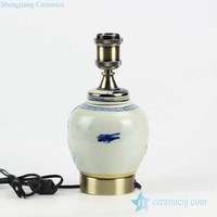 DS106-RZFZ06-A chinois lampe de bureau Antique bleu blanc peint à la main oiseau motif Floral corps en céramique E14 ampoule Table support en laiton
